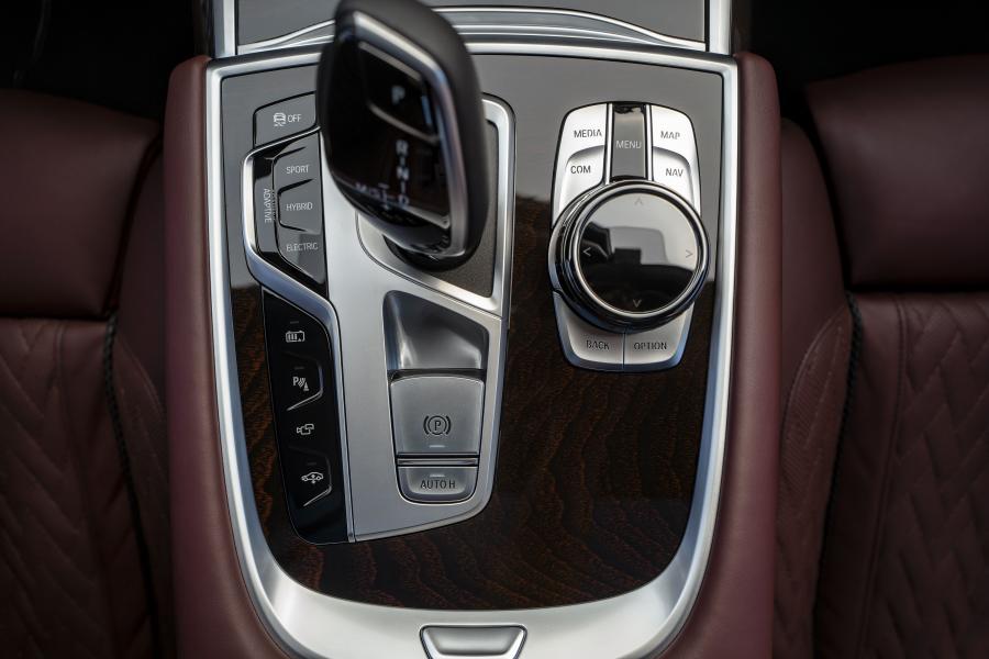 Детали интерьера BMW 745Le xDrive M Sport (G12) 2019 года  (WW) (фото 93 из 103)